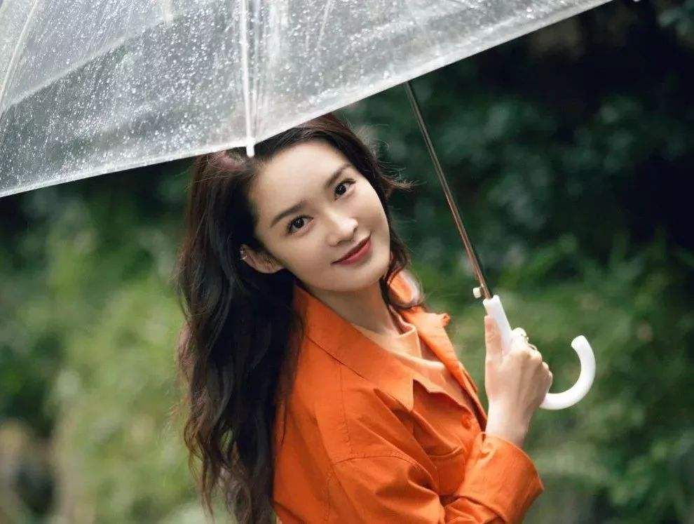 杨紫|肖战曾主动给杨紫打伞，新剧却避嫌李沁，网友：爱与不爱一目了然