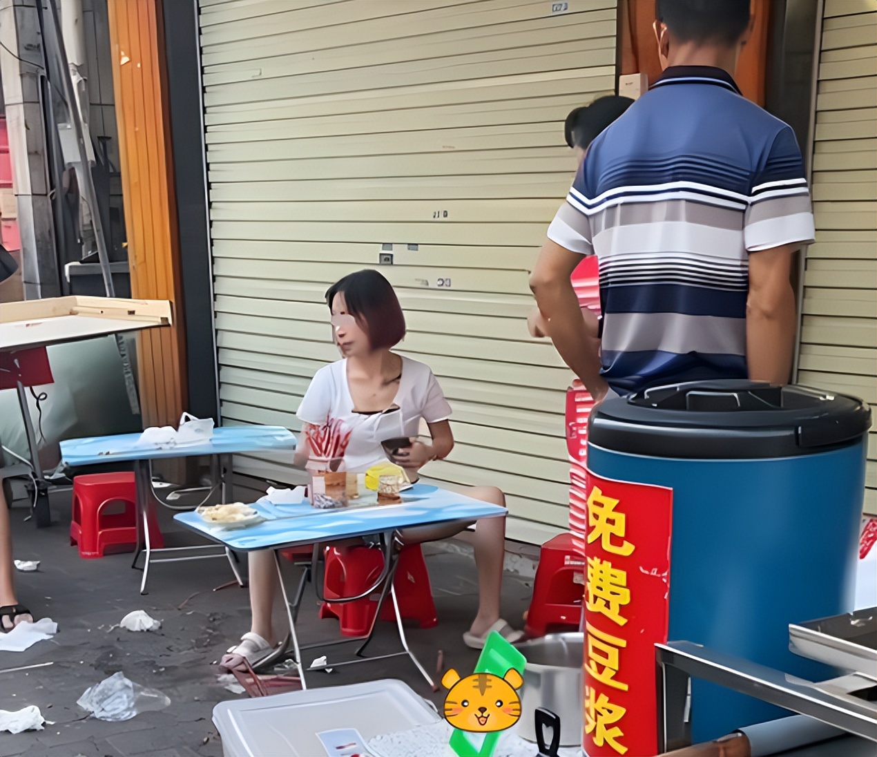 女子花7块买肠粉,夹免费酸菜吃,摊主怒斥:我家酸菜不要钱吗?