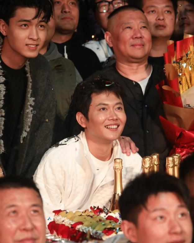 |德云社秦霄贤电影杀青，小粉丝穿过人群要签名，老秦做法令人心暖