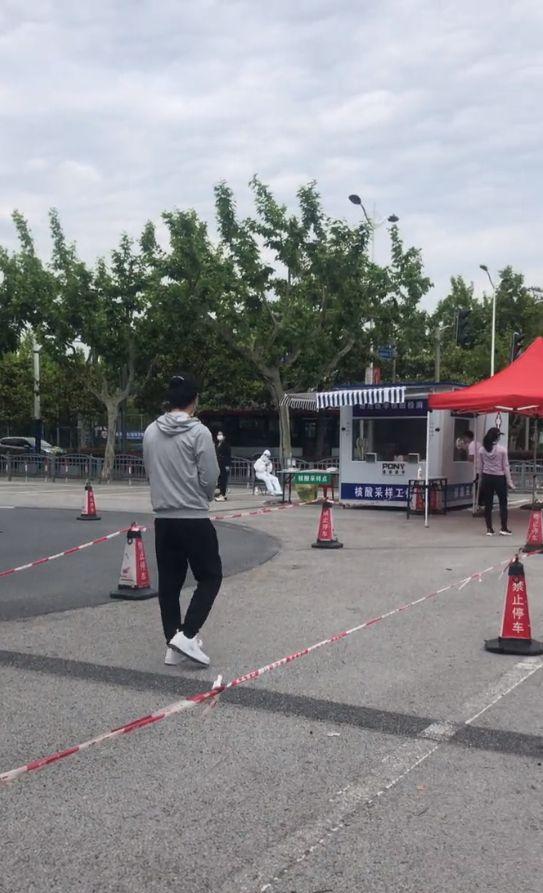 陈晓|陈晓夫妇做核酸，之前为疫区捐物资，网友：正能量的夫妻！