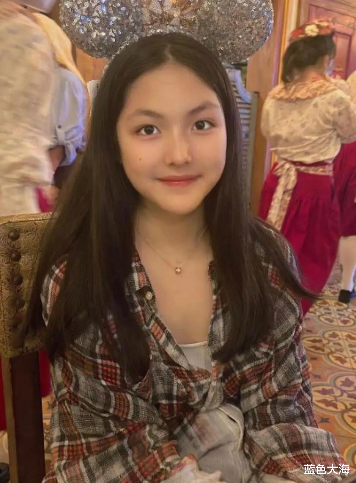 女孩 家里有钱就是好！王诗龄美到国外，穿衣打扮一看就是“大小姐”