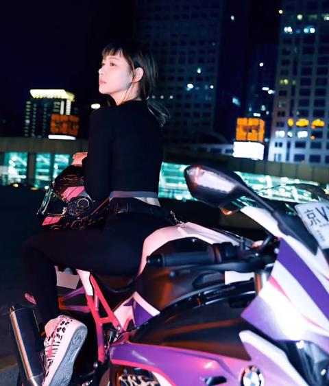 粉色|网红痞幼穿“粉色铁塔”行走,网友:别出来丢人现眼了