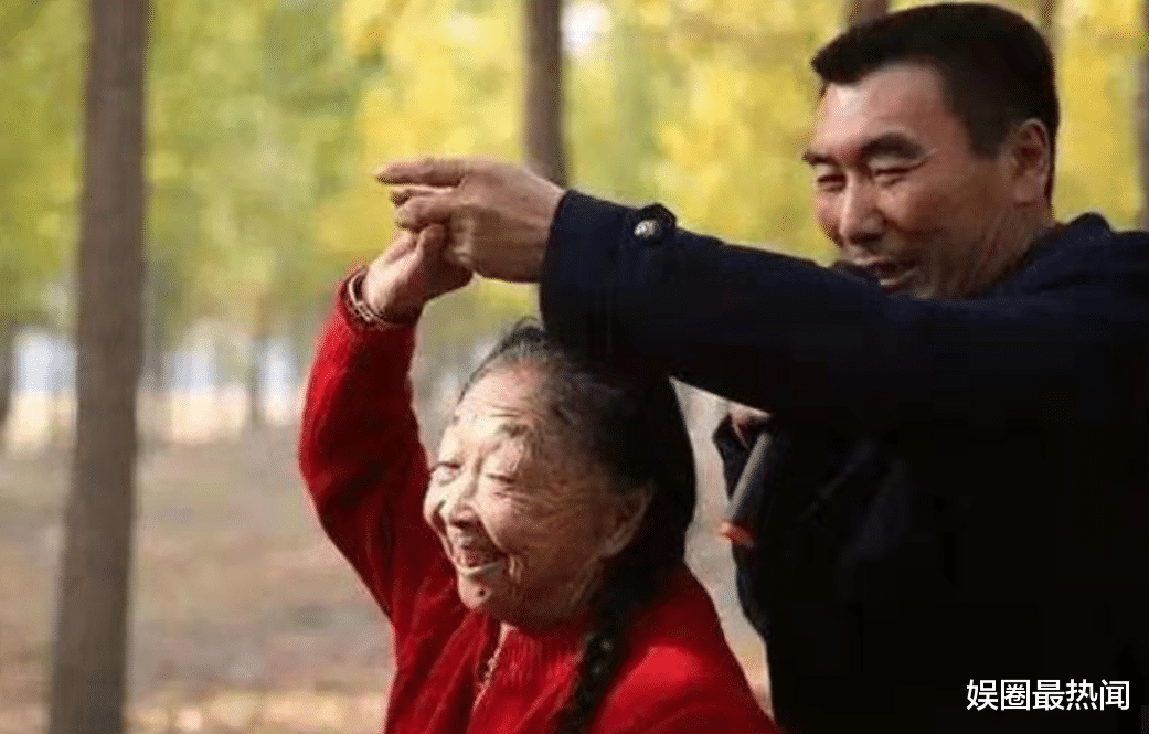 李玉成|太邋遢!85岁马玉琴做饭,菜板常年不换污垢成片,网友:好恶心