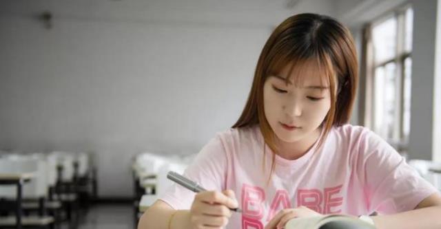 我们该如何理解推拉理论?社会认同理论所探讨的内容是什么?