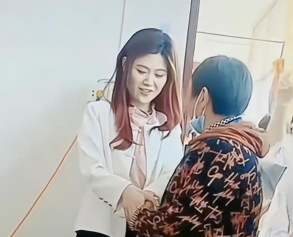 陈萌|大衣哥新儿媳陈萌罕见露面,穿白T恤梳丸子头,举止大方不怯场