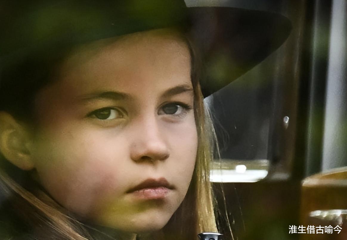 夏洛|女王没白疼她:夏洛特在葬礼上痛哭,还像个小大人提醒乔治要鞠躬