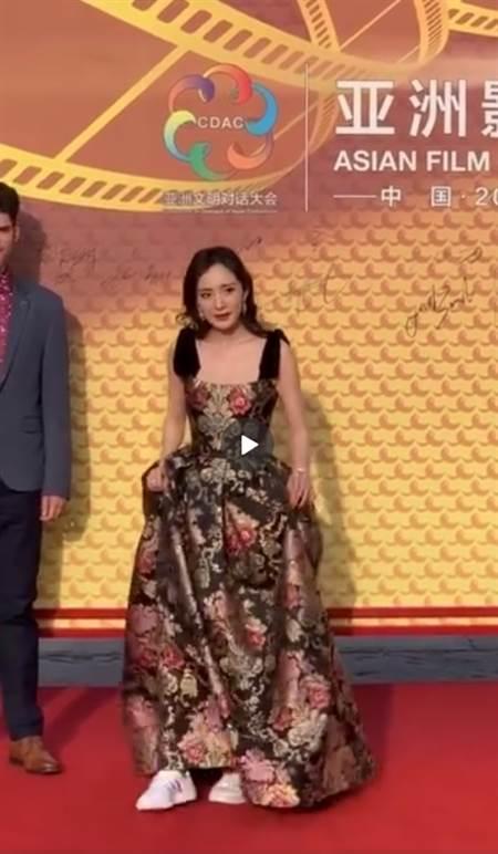 杨幂|零下8度女星红毯：杨幂手冻黑靠哈气取暖拒受访，赵丽颖被冻出泪