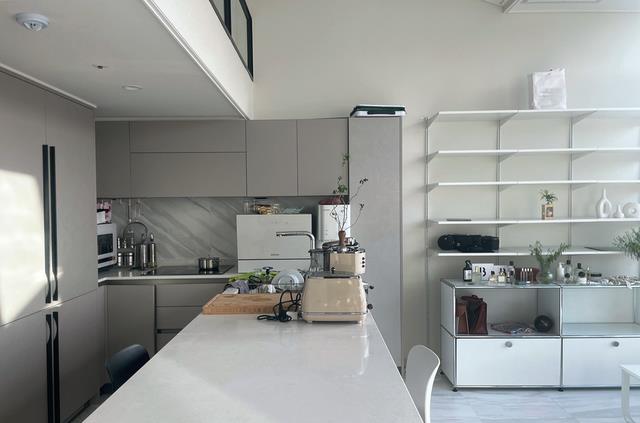 90顶楼,上下2层还带阁楼、露台,小夫妻俩装修下住也太爽了!