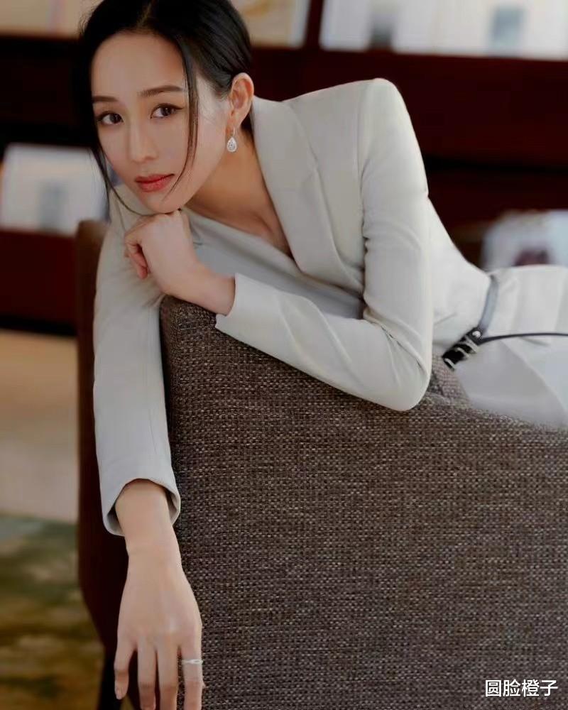 西装|张钧甯气质太好了,身穿白色西装裤裙大秀好身材,干练又不失温柔