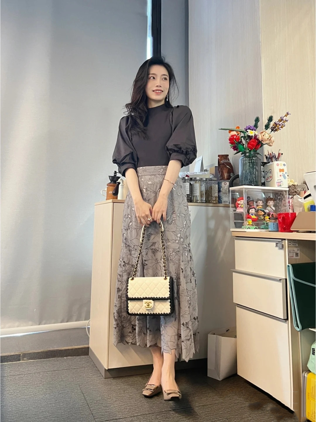 穿衣搭配|被这位姐姐的“办公室打扮”美到,裹出腰线显腿长,镜头前好美