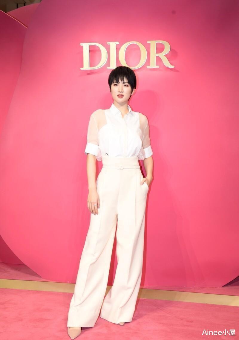穿衣搭配 姚安娜没有富千金的气场,短发虽然挺凌厉,但白色搭配清新温柔