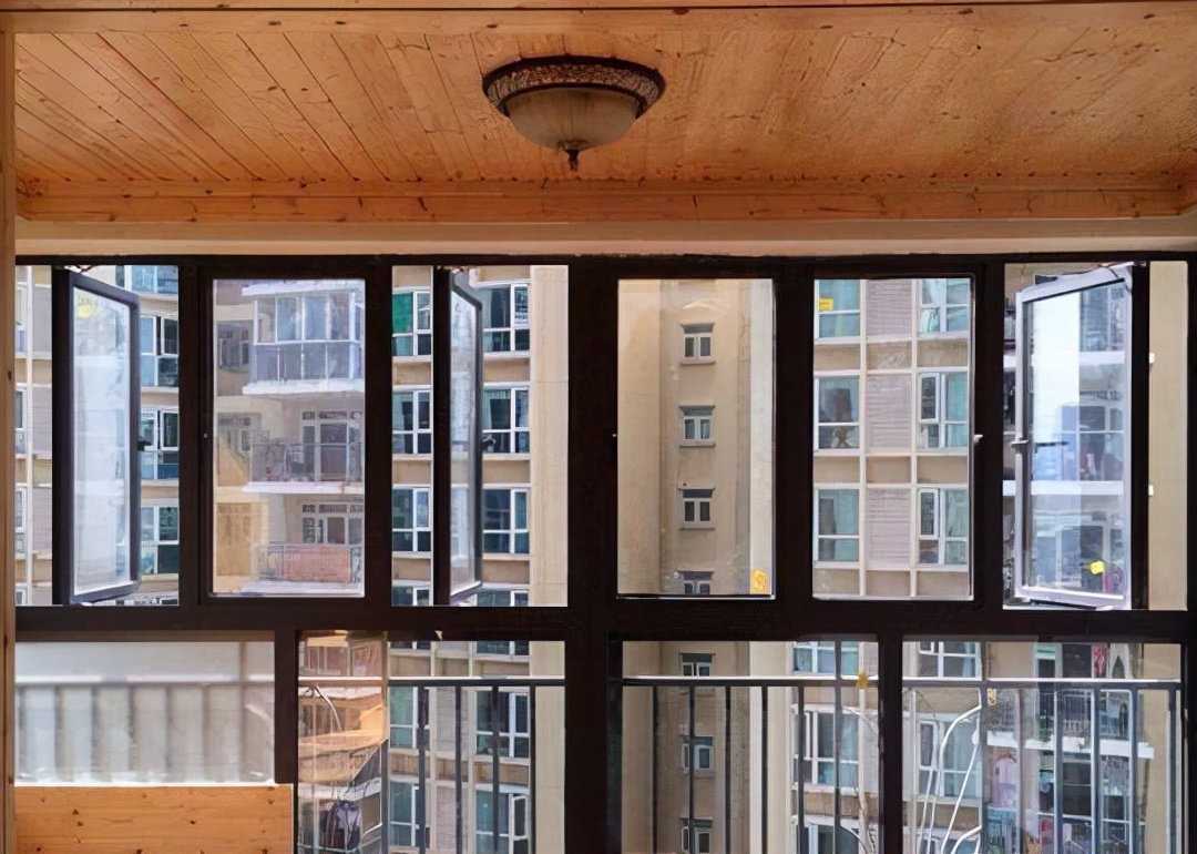 为什么高层住宅都不装平开窗？一问完老师傅，后悔我家现在才听说