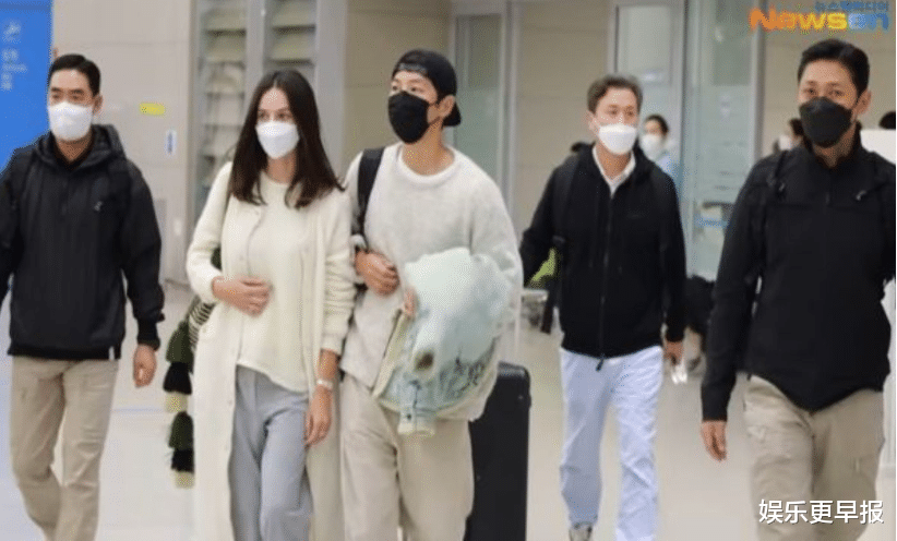 宋仲基|宋仲基被爆跟妻子凯蒂「交往3年了」 聚餐秀照片：我在跟她谈恋爱