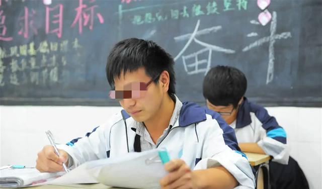 案例:女老师出轨15岁男学生,移情别恋后被丈夫按入马桶淹死