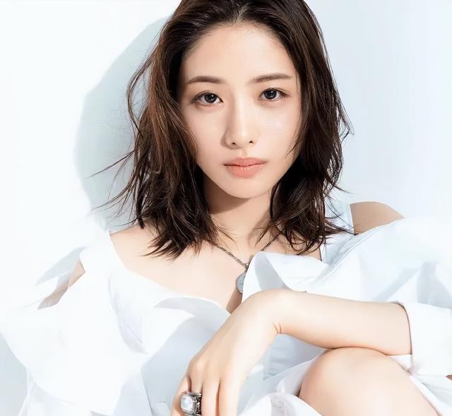 花样年华|日本女星石原里美最新杂志靓图！雪肤玉貌美得让人窒息