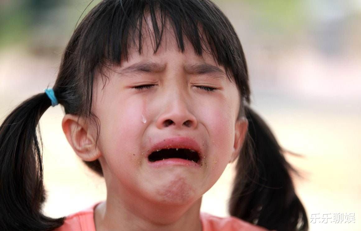 女孩向妈妈求助“换爸爸”,张字难写想姓王,妈妈:我跟你爸商量