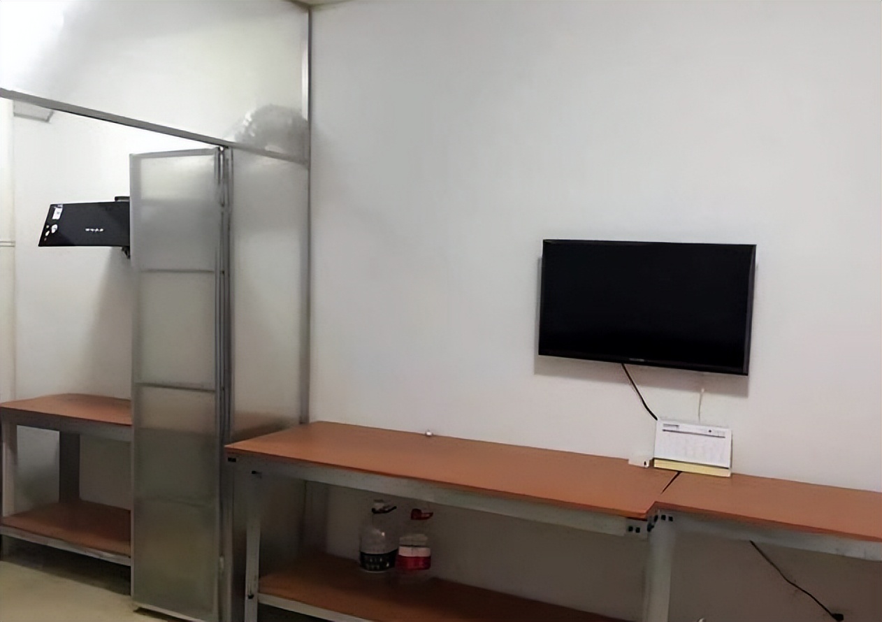 晒晒20㎡的出租房,空荡大白墙,改造之后,隔壁小伙以为敲错门