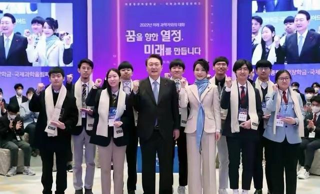 女人味 韩国第一夫人新造型美到我!把头发梳起来后更美艳,太有女人味了