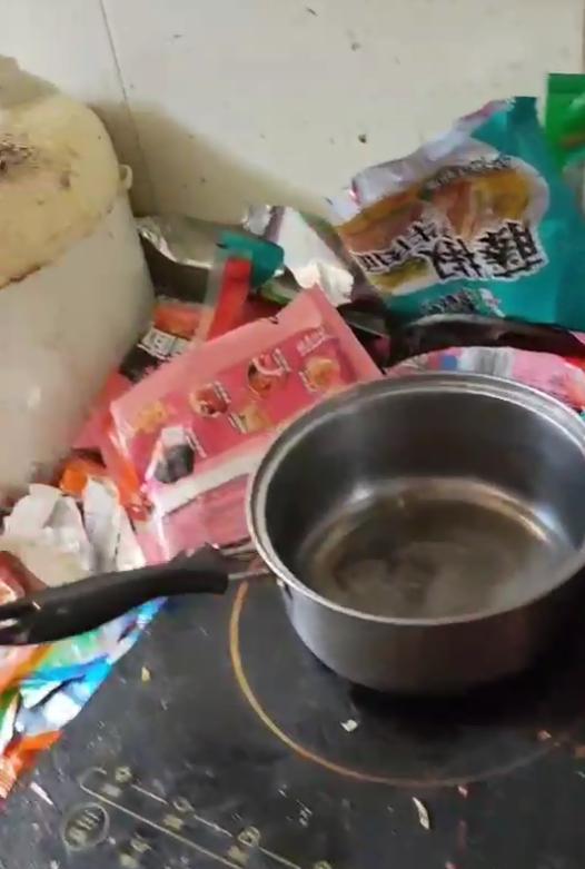 00后小情侣租房,厨房比卫生间还脏,网友:不上学就是没素质