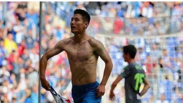 看看武磊，C罗脱球衣后的身材，中国球员很难同时具备强壮和灵巧