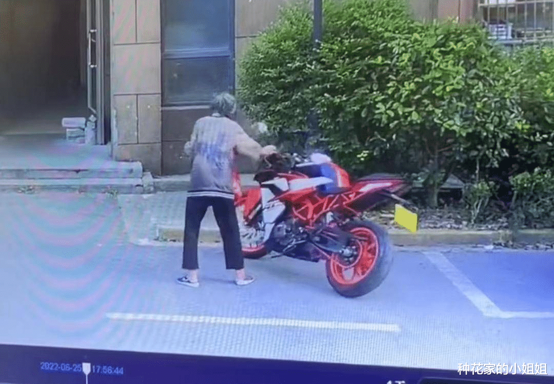 6万元摩托车被“精神病老人”故意推到损失16000,男子:坚持追究刑责!