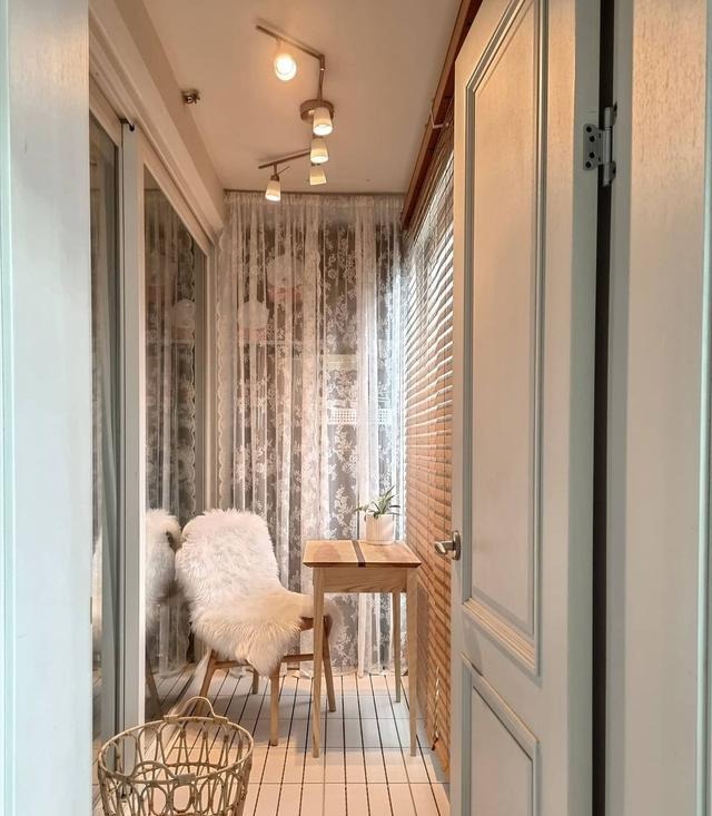 80㎡出租房,小姐姐花时间改造下,客厅只刷白墙,也足够舒适温馨