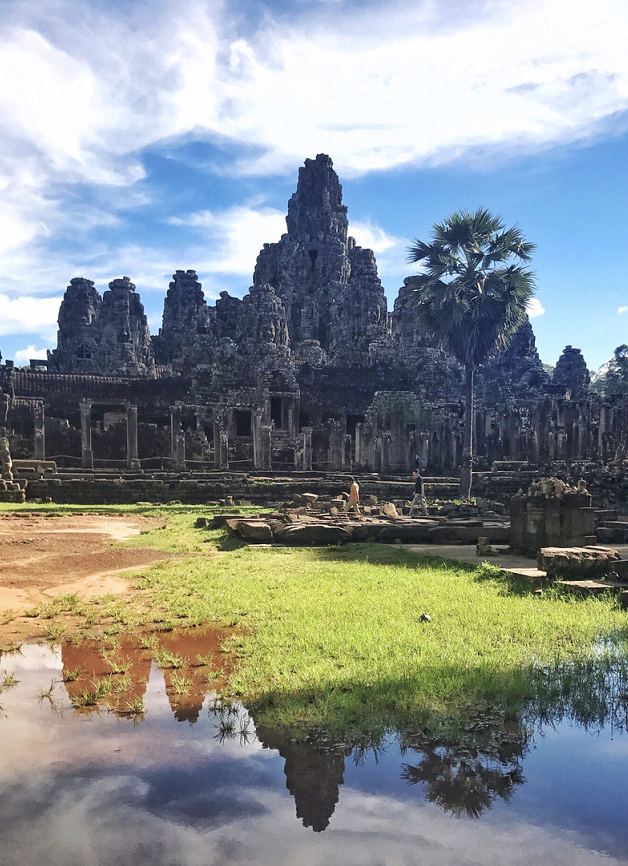 |坐落于柬埔寨一景区，参观需备采光工具，还被誉为世界伟大建筑