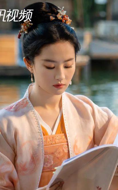 苍兰诀 五彩斑斓影楼风？苍兰诀服道化遭网友吐槽：塑料感太重了