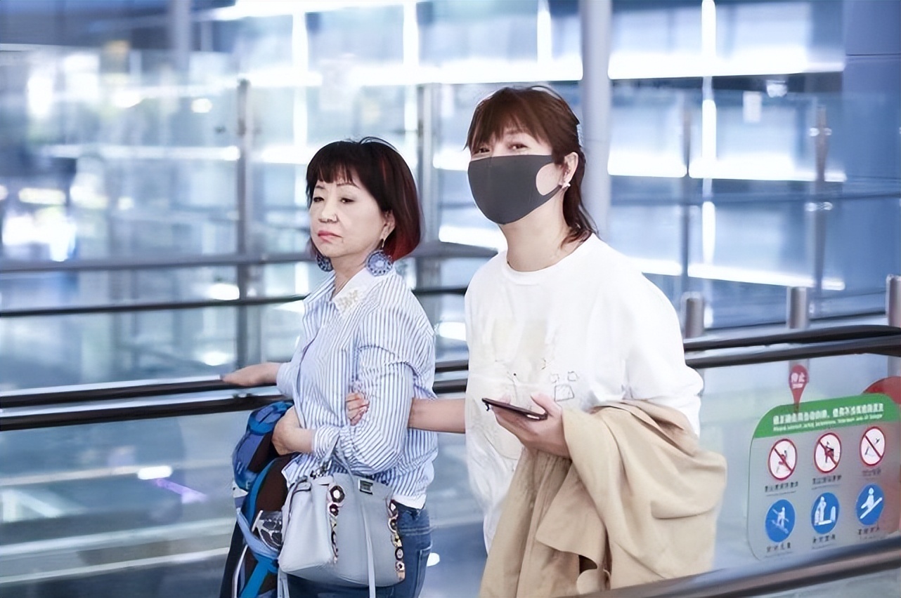 徐静蕾|徐静蕾在婆婆面前好卑微,穿得像保姆太朴素,主动挽手却不被待见