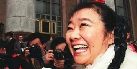 龚如心|女首富小甜甜:被“情人”爆艳照,诓骗30亿,800亿遗产险被夺产