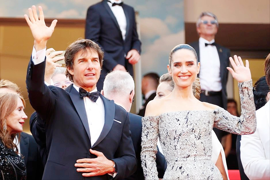 安妮·海瑟薇|女神安妮海瑟薇亮相戛纳，抹胸礼服尽显魔鬼身材