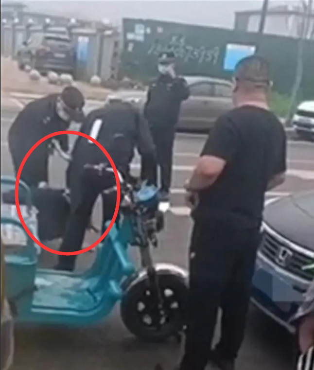 卖盒饭男子跪求城管别处罚,见到执法人员后,情绪激动多次下跪