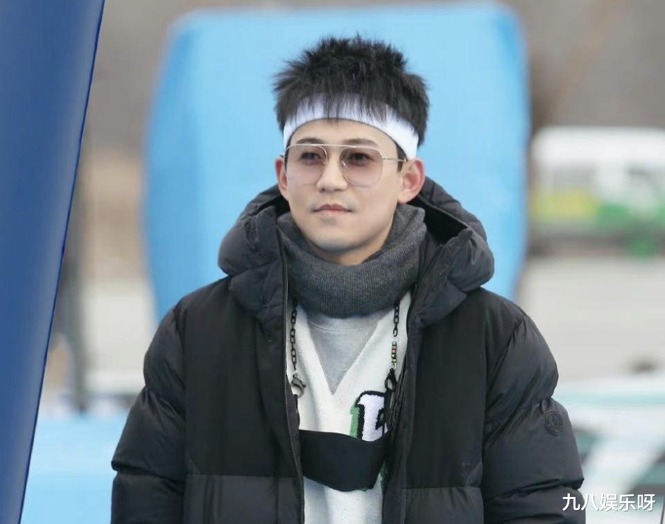 苏醒|苏醒被拍夜会美女,老婆罕见出面澄清,机场被围堵只字未提