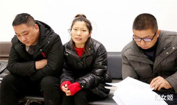 案例:水泥妹卖惨走红,现实却开豪车,被网友揭穿后老公与她离婚