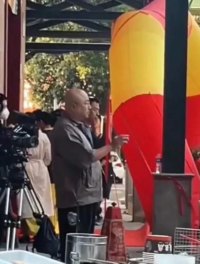 李佳琦 徐峥亮相新片片场，路透镜头下体重一览无余