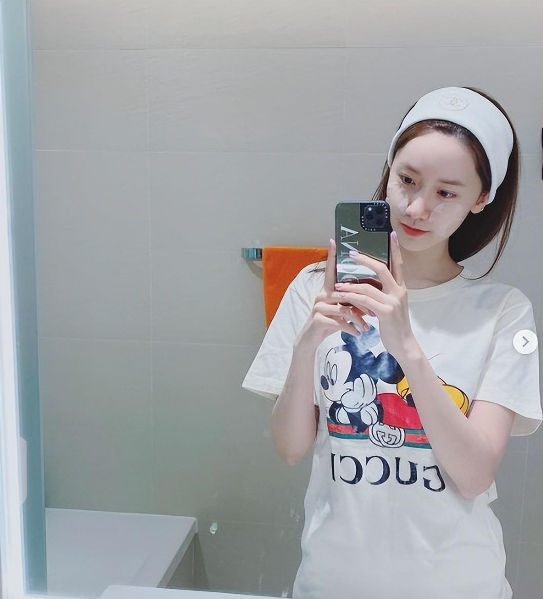 林允儿|林允儿的状态也太好了吧，连续八年担任MC颜值依旧，凭好肌肤登上头条的热搜