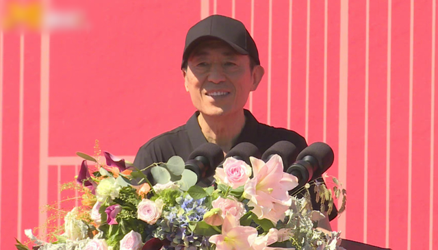 张艺谋|72岁张艺谋任北影特聘教授！穿百元衣瘦成皮包骨，脸颊凹陷引担忧