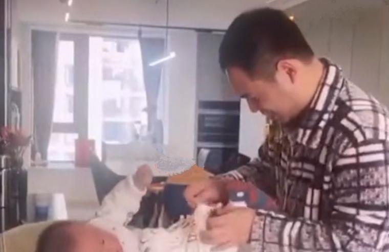 男子入赘在家带孩子,丈母娘豪气补贴1万,网友:带薪带孩真幸福