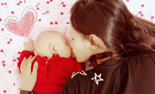 晒晒董子健和孙怡的家，卧室放个老红木衣柜，跟他们年纪有点不搭