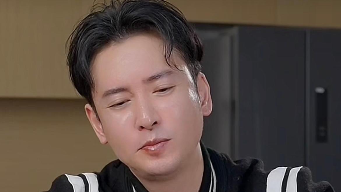 直播带货|演员韩栋直播带货小龙虾，油光满面发福严重，双手剥壳吃不停