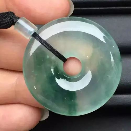 翡翠|不起眼的翡翠原石，切出少见的高冰种，仅一只手镯价格就7位数！