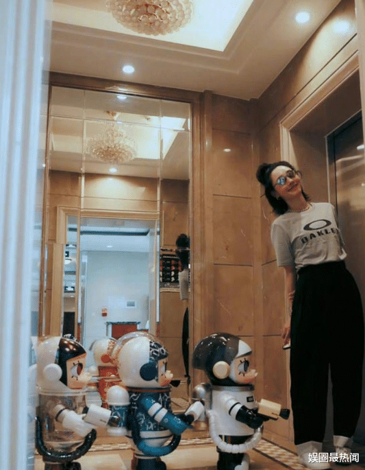 白百何|怀三胎？白百合带儿子逛街，穿紧身衣腹部隆起，母子站一起像情侣