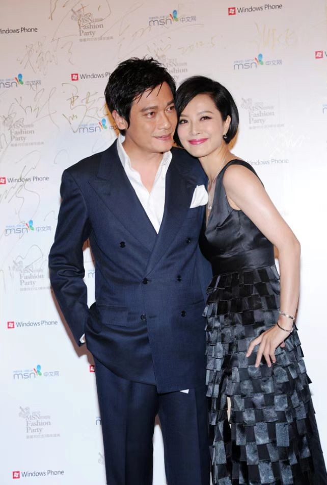 穿衣搭配 罗嘉良夫妇合体,小12岁娇妻穿V领裙身姿挺拔,甜蜜拥吻好腻歪