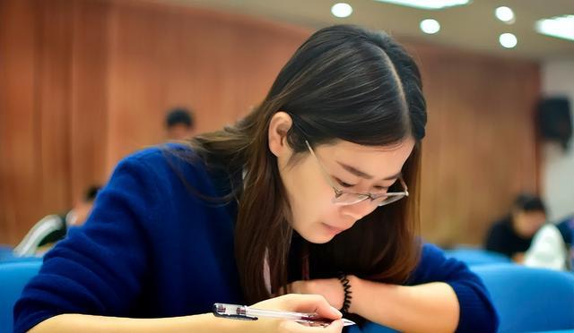 民营企业|“超过27岁不录用”，高校招聘年龄限制引争议，背后深意值得思考