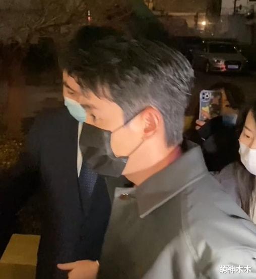 春晚|春晚最后一次联排结束，众星深夜下班，赵丽颖穿红色大衣明媚动人