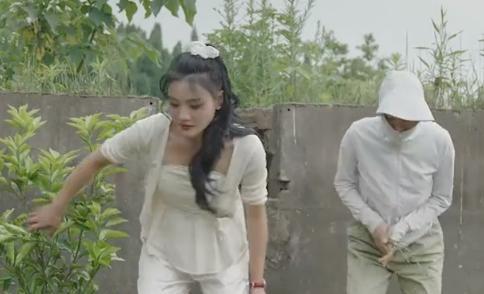 |假臀露馅了？唐小鱼下水臀垫上浮引热议，网友：偷鸡不成蚀把米