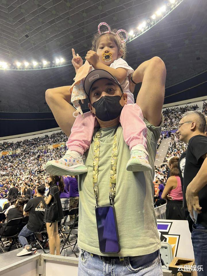 吴大维|56吴大维老来得女很幸福,被画成大花脸仍快乐,2岁女儿可爱像爸