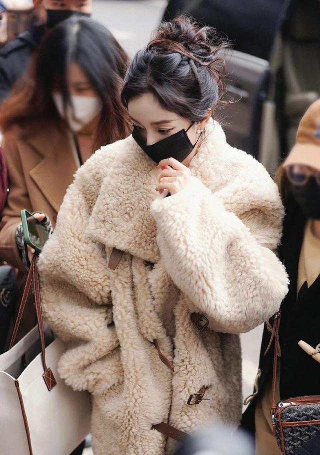 杨幂|欠薪风波后杨幂首现身！盘发优雅录制百度沸点，晚会彩排超忙！