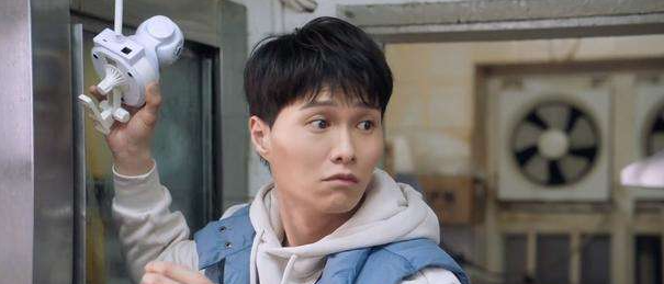 胡鸿钧|整容成瘾被嘲削骨还父，男女通吃恋上绯闻女王，如今全靠谁红和谁玩？