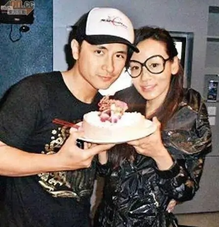 香港小姐|“风光不再”的港姐窘况：有人抵押皇冠还巨债，还有人菜市场摆摊